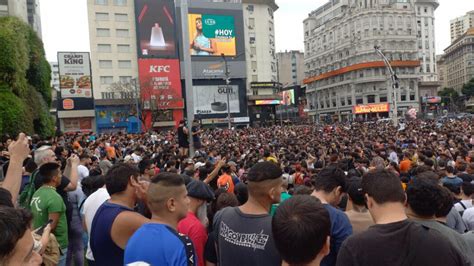 Argentinos Le Rinden Homenaje A Akira Toriyama En El Obelisco