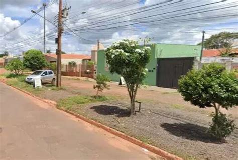 Homem é interceptado por carro e baleado após briga em conveniência