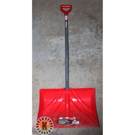 ERGONOMIC SNOW SHOVEL WITH COMBO BLADE