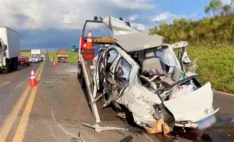 Cinco Pessoas Ficam Feridas Em Acidente Entre Duas Carretas E Um Carro