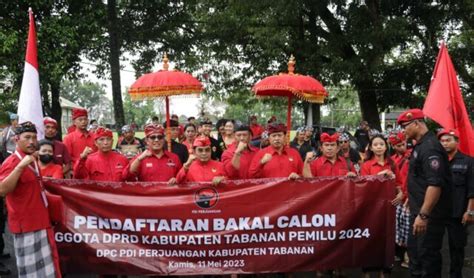 PDIP Tabanan Meriahkan Pendaftaran Bakal Caleg DPRD Dengan Parade