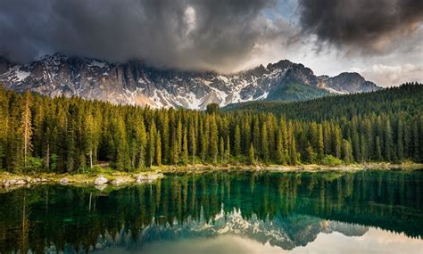 デスクトップ壁紙 木 風景 森林 山々 イタリア 湖 水 反射 雲 緑 雪の山 朝 ミスト 国立公園 谷