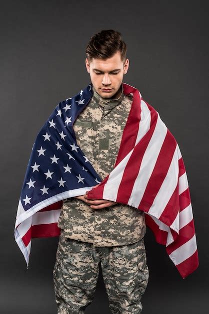 Hombre Molesto En Uniforme Militar Con Bandera Americana Aislado En