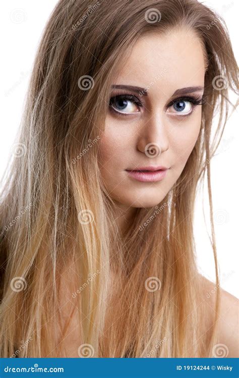 Het Vrij Blonde Meisje Bekijkt U Close Upportret Stock Foto Image Of Gelukkig Portret