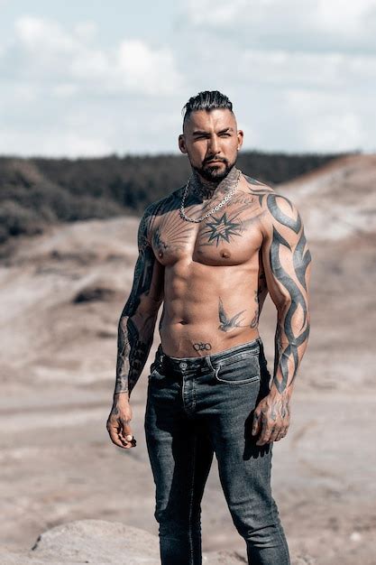 Retrato Sexy Do Modelo Masculino Em Topless Bonito Musculoso Na Praia