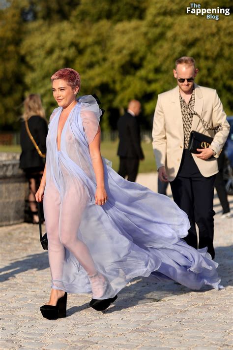 Florence Pugh Flashes Her Nude Tits At The Valentino Haute Couture Show