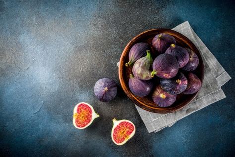 Premium Photo Raw Fresh Fig Fruits