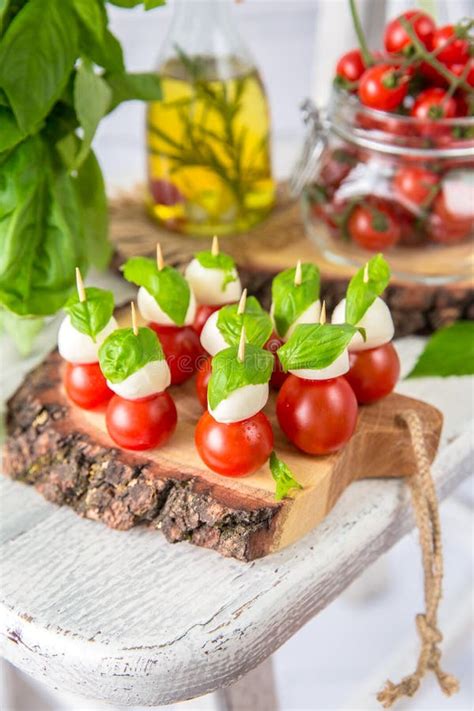 Klassischer Italiener Caprese Canapes Salat Mit Tomaten Mozzarella Und