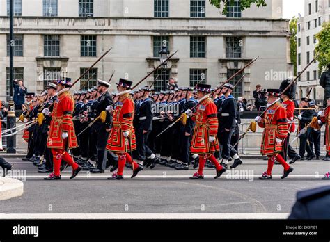 Marine Ratings Matrosen Der Royal Navy Und Yeomen Der Garde Nehmen An Der Queen Elizabeth Ii