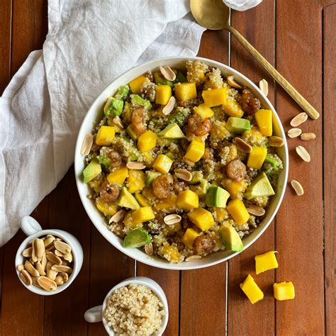 Bowl de quinoa mangue avocat crevettes et cacahuètes