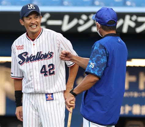 【ヤクルト】今季引退の嶋、内川、坂口が出場登録 内川は古巣dena三浦監督らにあいさつ プロ野球写真ニュース 日刊スポーツ