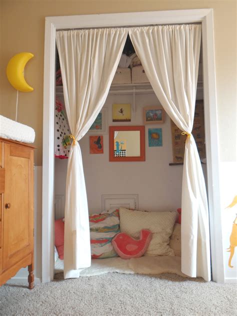 LifeWithDaugs: Kids' Reading Nook in a Closet