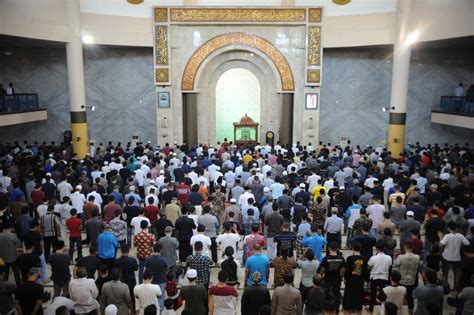 Jemaah Masjid Raya Bandung Menggelar Salat Gaib Untuk Emmeril Kahn