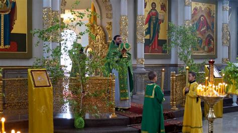 Православные верующие встречают День Святой Троицы: значение ...