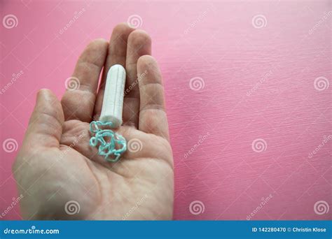 Femme Avec Le Tampon Sur Le Fond Rose Pour L Hygi Ne Personnelle