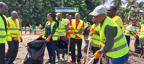 Conakry La Journ E Nationale Des Volontaires C L Br E Travers Un