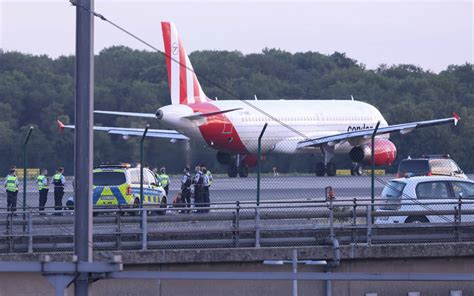 Klimaaktivisten blockieren Flughafen Düsseldorf Sicherheitsdebatte