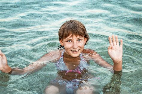 La Muchacha Adolescente Linda Joven Se Ba A En El Mar Con Una Sonrisa