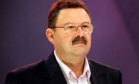 Димитър Цонев с белодробни усложнения - Cross.bg