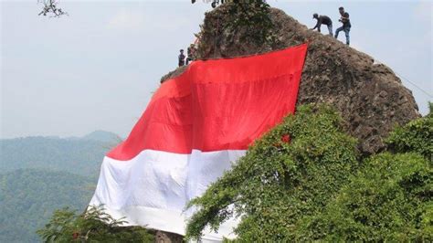 Gagah Bendera Merah Putih Raksasa Berkibar Di Gunung Munara Rumpin