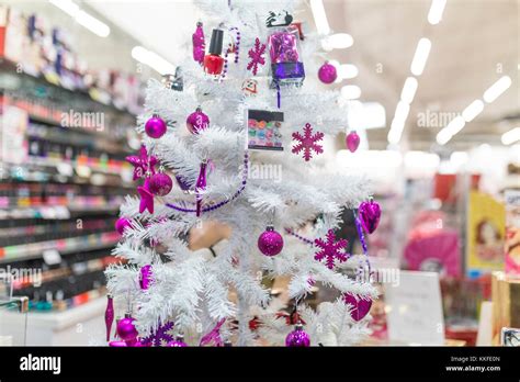 Lila Kugeln Und Machen Sie Auflegen Auf Einem Weißen Weihnachtsbaum Im