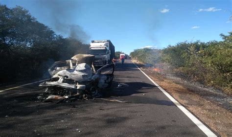 Veículo Pega Fogo Após Colisão E Duas Pessoas Morrem Carbonizadas No