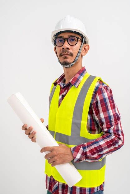 Arquitecto Sosteniendo Un Plano Mirando Hacia El Futuro Con Casco De