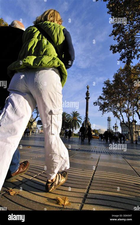 El Extremo Inferior De La Rambla Monumento A Col N Esculpida Por