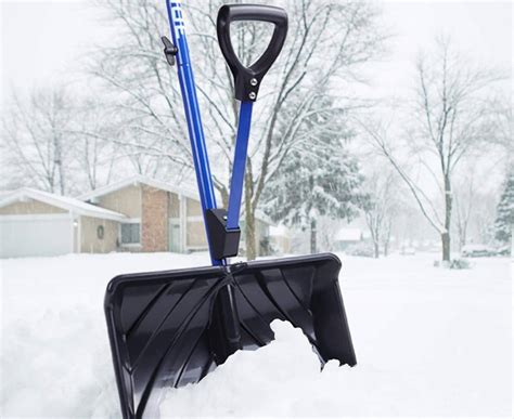 7 Best Snow Shovels Reviewed (Winter 2024)