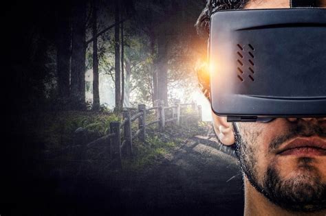 Retrato De Un Joven Con Casco Vr En El Fondo De La Naturaleza Del