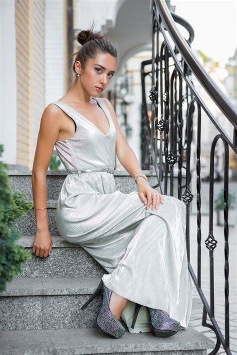 Brunette Atractivo Joven Foto De Archivo Imagen De Hermoso