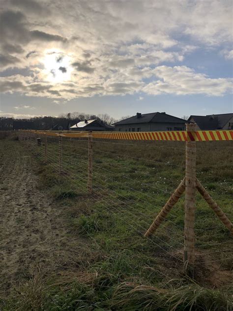 Ogrodzenie budowlane tymczasowe siatka leśna stemple płot furtka brama