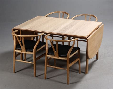 Hans J Wegner Spisebord Model CH 006 Samt Fire Y Stole Model CH 24