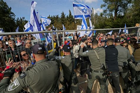 Milhares De Israelenses Protestam Contra A Controversa Reforma