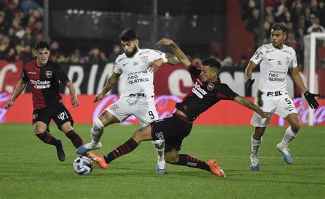 Atuações do Corinthians Cássio e Fábio Santos seguram o zero em