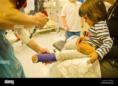 Niño pierna rota fotografías e imágenes de alta resolución Alamy