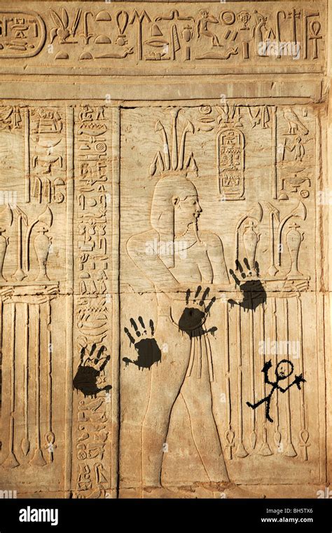 Illustration Of Graffiti In Ancient Egyptian Monuments Stock Photo Alamy