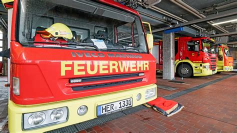 Feuerwehr löscht Brand bei Herner Entsorgungsunternehmen