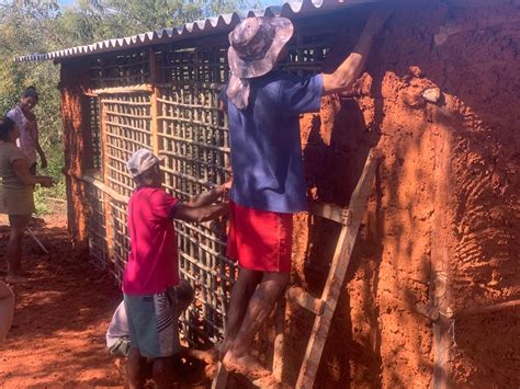 Construção de CASA ECOLÓGICA Casa de Taipa de barro de pau a pique