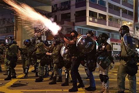 【更新】35萬港人九龍遊行 警狂射催淚彈 香港反送中 九龍區遊行 沙尖咀 大紀元