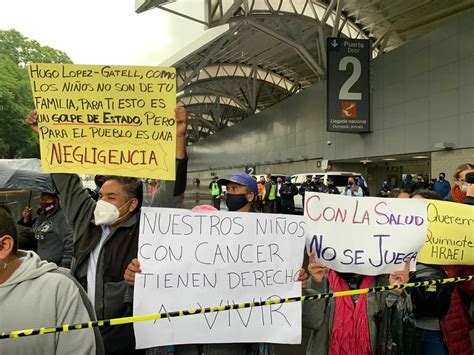 La Jornada Nueva protesta en AICM de padres de niños con cáncer