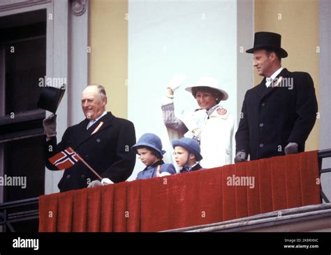 Oslo 19780517 königliche Familie auf dem Schlossbalkon Mai 17 Z