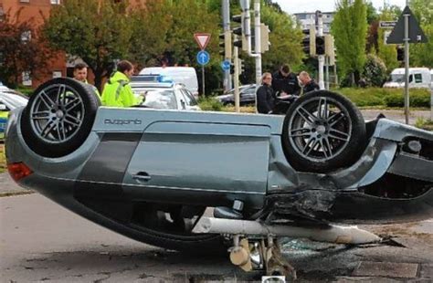 Auto Berschl Gt Sich Und Rutscht In Ampelanlage