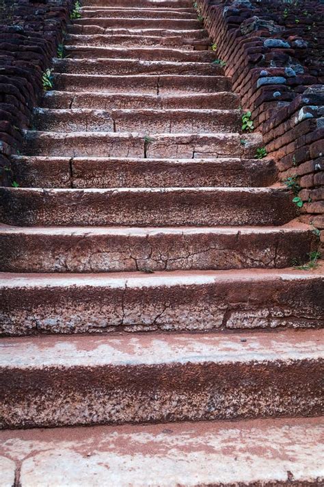 A Escadaria Do Tijolo A Sigiriya Ou A Sinhagiri Um Fortr Antigo Da