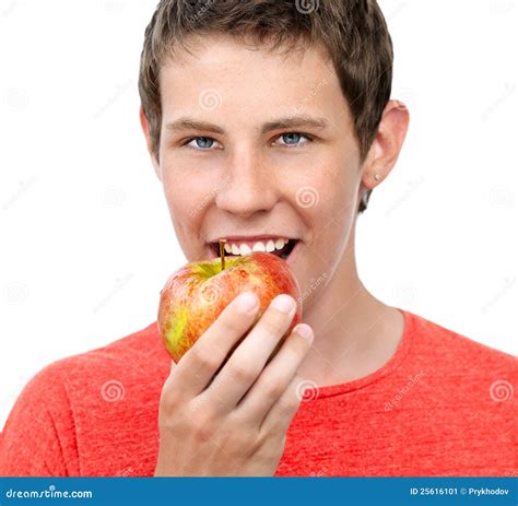 Muchacho Joven Que Come Una Manzana Roja Imagen De Archivo Imagen De