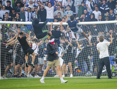 ピッチ乱入のファンがgk襲撃豪サッカー伝統のダービー戦で前代未聞の大惨事が発生：中日スポーツ・東京中日スポーツ