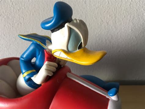 Disney Beeld Donald Duck In Zn Bekende Rode Auto 313 Catawiki