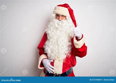 Edad Media Hombre Guapo Con Traje De Santa De Pie Sobre Fondo Blanco