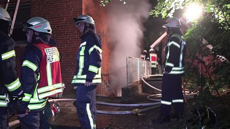 Feuerwehr Rettet 21 Anwohner Und Zwei Hunde Bei Kellerbrand NDR De