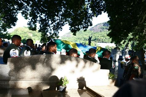 Corpo De Zagallo Sepultado No Rio Ap S Homenagem De Torcedores Rio